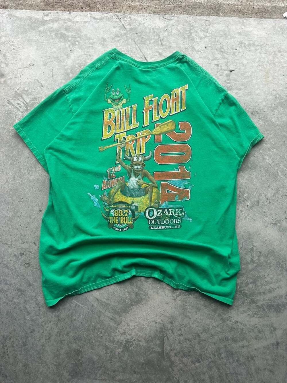 Gildan Bull Float Trip 2014 T-Shirt Size XL Green Ozark Outdoors